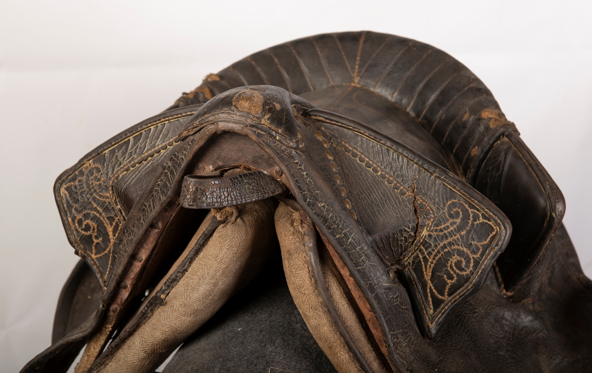 Heltrukket med lær. Broderte initialer og årstallet 1773