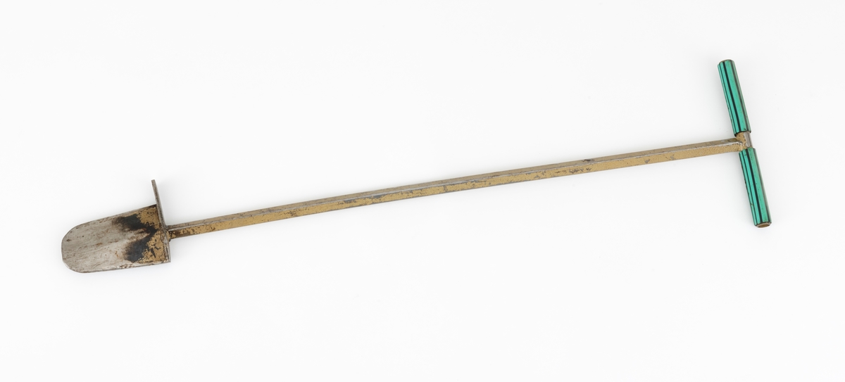Plantespettet består av en stålkile med et 80 centimeter langt skaft som danner en forlengelse av kilens midtakse. I ytterenden av skaftet er det lagd et 24,4 centimeter langt T-formet handtak. Plantespettet trykkes ned i bakken ved at brukeren setter foten på ei stålstang som er festet til kilens øverkant, ved overgangen mot skaftet. 

Spettet er laget i stål. Skaftet består av et kvadratisk rør (1,5 X 1,5 centimeter). Ved overgangen mellom skaft og spettblad er det påsveiset en fotknast som plantøren kunne tråkke kilen ned i bakken for å åpne ei plantespalte. Spettkilen er 13,9 centimeter. Kilen er sammensveiset av stålplater med et tverrsnitt som et flattrykt parallellogram. Redskapet er innsatt med gullfarget metallic-lakk, men på den nedre delen av spettkilen er lakken vekkslitt. Handtakene har handtak som er lagd av grønn, småriflet hageslange med svarte striper. 

Det var professor Elias Mork (1897-1974) som i samarbeid med gardbruker Asbjørn Imset (1884-1978) fra Løten i Hedmark utviklet det norske plantespettet i slutten av 1940-åra.  Mork sendte et riss til Imset, som på grunnlag av disse tegningene lagde Mork tre prototyper.  Han fikk seinere redskapsprodusenten Bjørnrud & Arnestad i Oslo til å masseprodusere den modellen han syntes best om.  Morks egne analyser viste at spettplanting var den rimeligste måten å plante skog på.  Resultatet varierte imidlertid med jordsmonnet.  Mork anbefalte spettet på steinrik moldjord.  På Østlandet, der forsommertørke kunne skape problemer, anbefalte han bruk av fylljord i forbindelse med spettplanting.  På slike lokaliteter var det hensiktsmessig å bruke torommete plantekasser med fylljord i det ene rommet og planter i det andre. I mer nedbørrike kyststrøk var det vanligvis ikke behov for fylljord. 

Elias Mork var forstkandidat.  Han arbeidet som forsøksleder i Skogforsøksvesenet fra 1933 og fikk professortittel i 1947.  Mork var Skogforsøksvesenets øverste leder i perioden 1956-62.