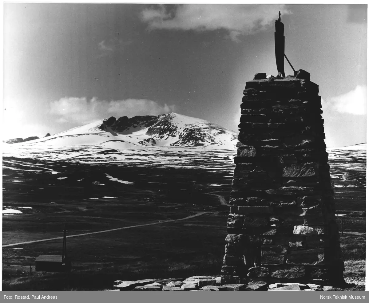 Snøhetta med minnestøtte for 150 års jub. Eidsvoldsverket på Hjerkinn