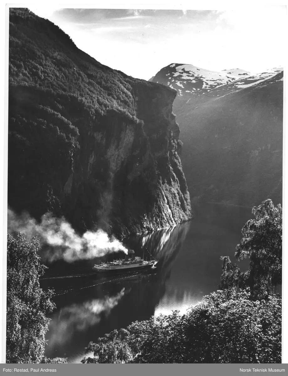 Turistdamper på Geirangerfj.