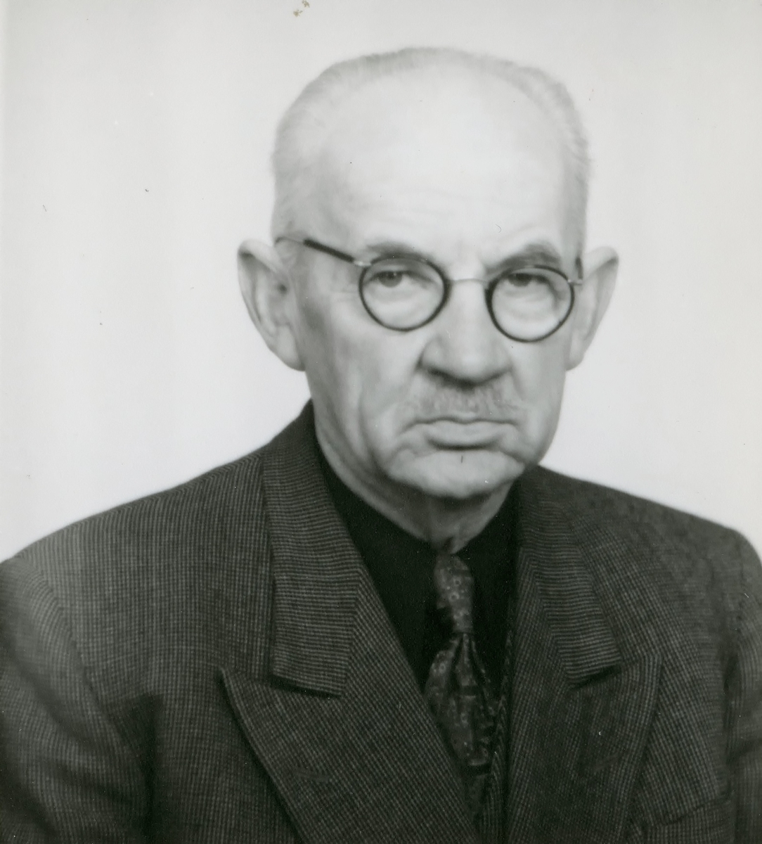 Porträttserie av Gustav E Johansson, okänt årtal. Född 1886 i Fässbergs Mellangård och död 1977 på Vommedal Östergård 2:41 "Olas" (nu: Streteredsvägen 21B). Gustav var lantbrukare, smed söndagsskollärare i 50 år (Kållereds Missionsförsamling), politiker i Kållered 1940-50-talen, ordförande i: Fattigvårdsstyrelsen, Barnavårdsstyrelsen och Nykterhetsstyrelsen. Relaterat motiv: A1869.