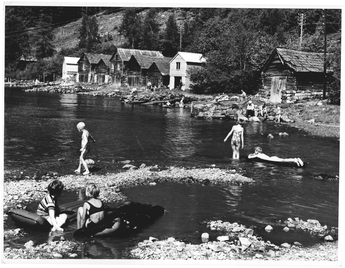Gamle naust og badeidyll. Kinsarvik. Hardanger