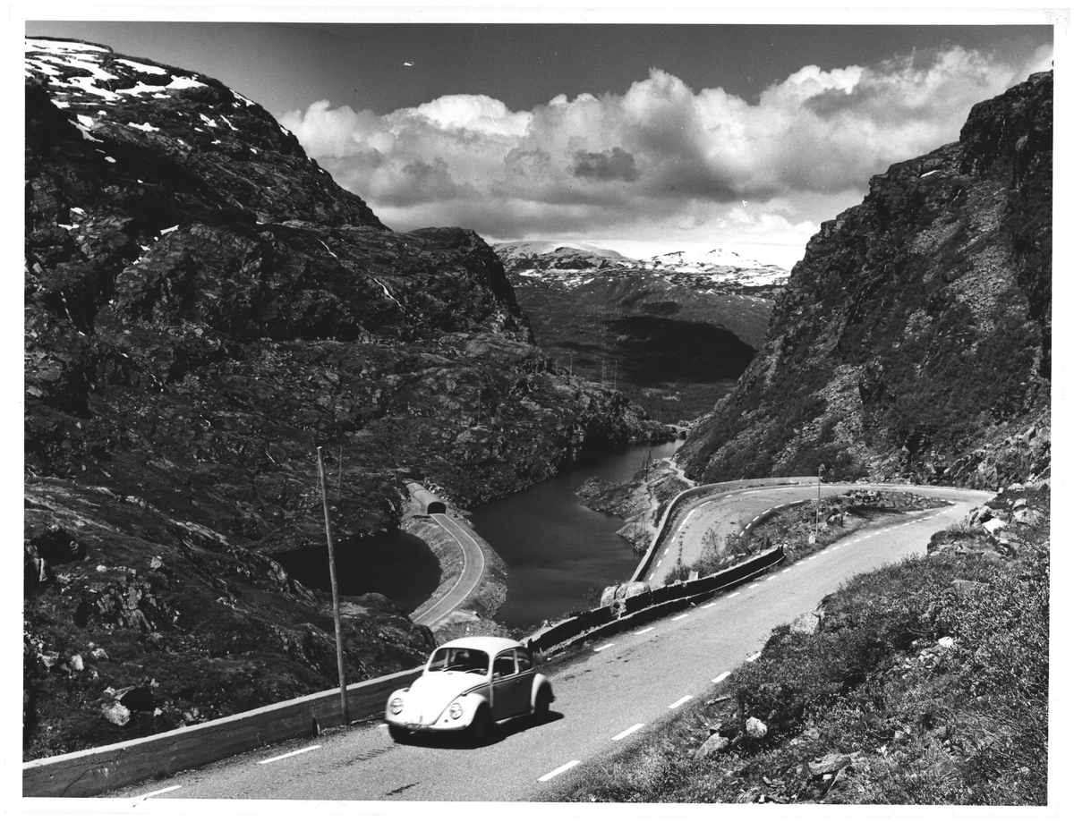 Gl. veien og tunnel. Seljestadjuvet, med glimt av Folgefonn