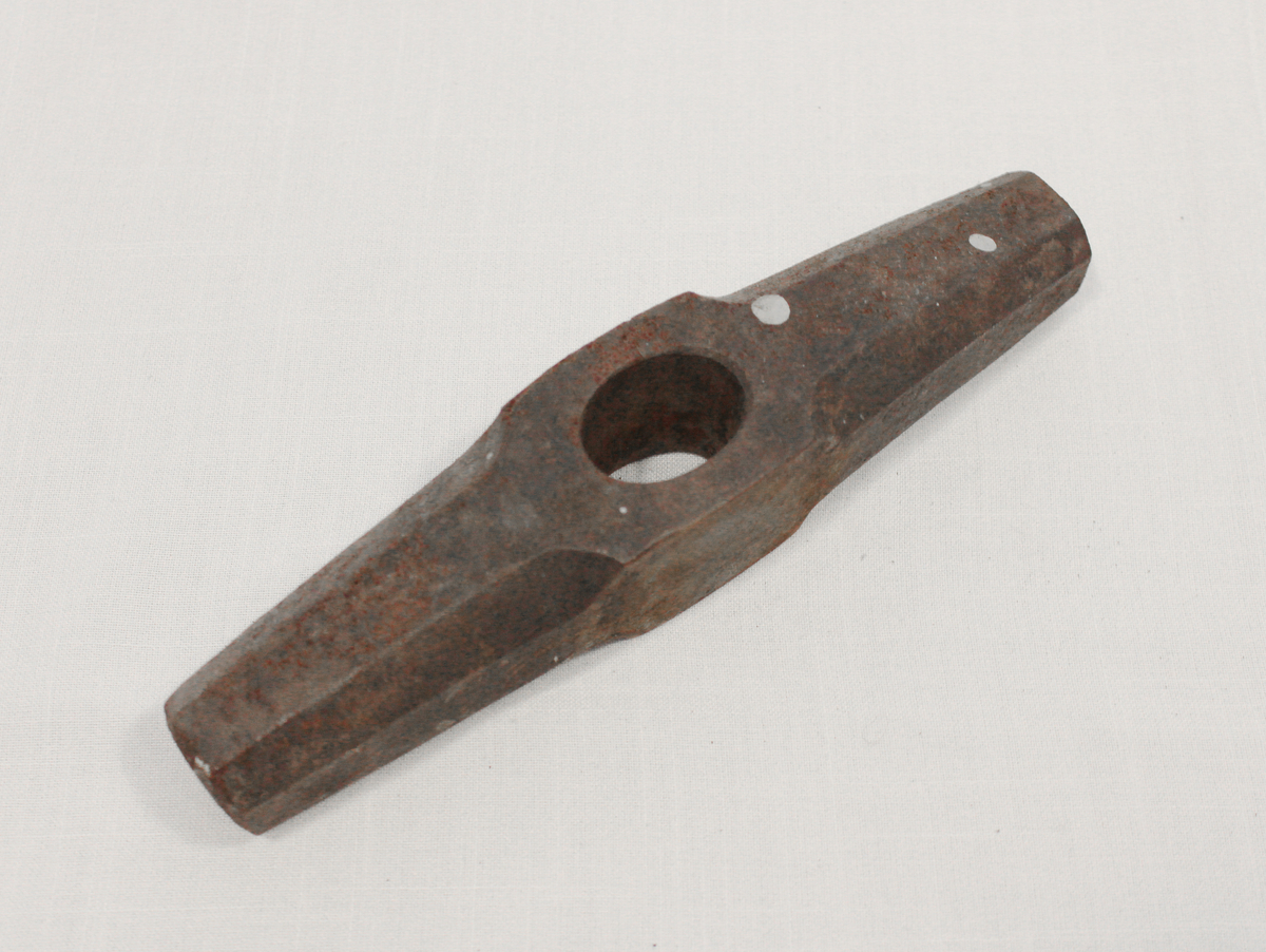 Feisel brukt til å slå på minebor. 
Skaftet på feiselen mangler. 

Fra samlingen etter Ole Gjestvang. 