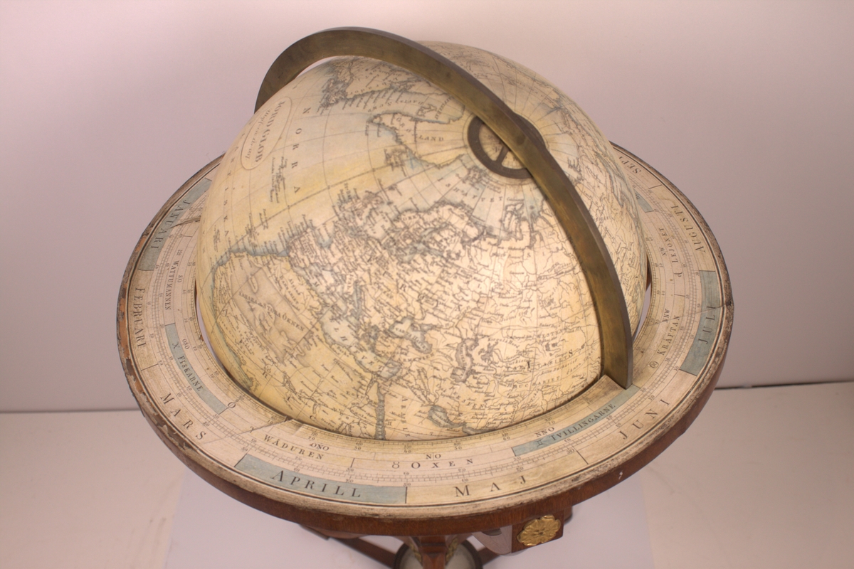 Gjenstanden er i hovedsakelig lik MMH 656. Globusens farger er lysegult og lyseblått.