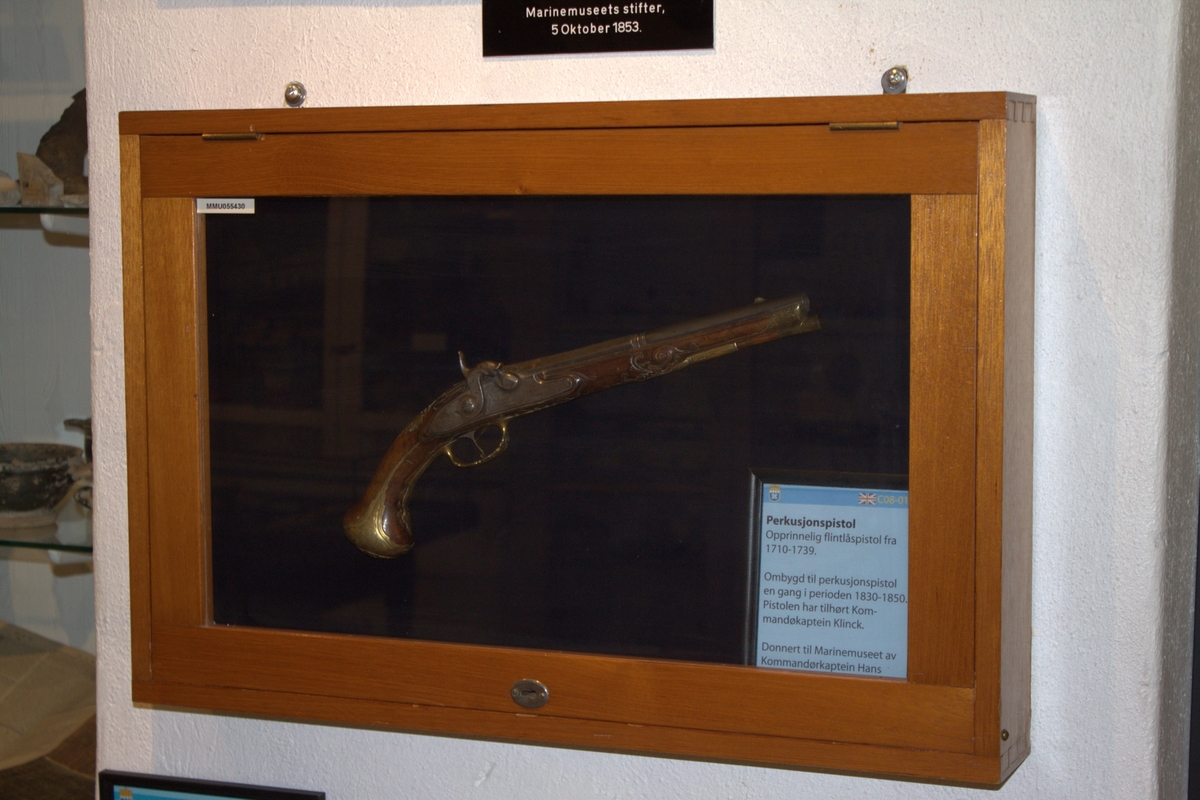 Opprinnelig flintlåspistol laget av Felix Meier, Wien mellom 1702 og 1739. Omdannet til perkusjonspistol en gang i perioden 1830-1850. Merket No 1, sannsynligvis den ene av et  par.