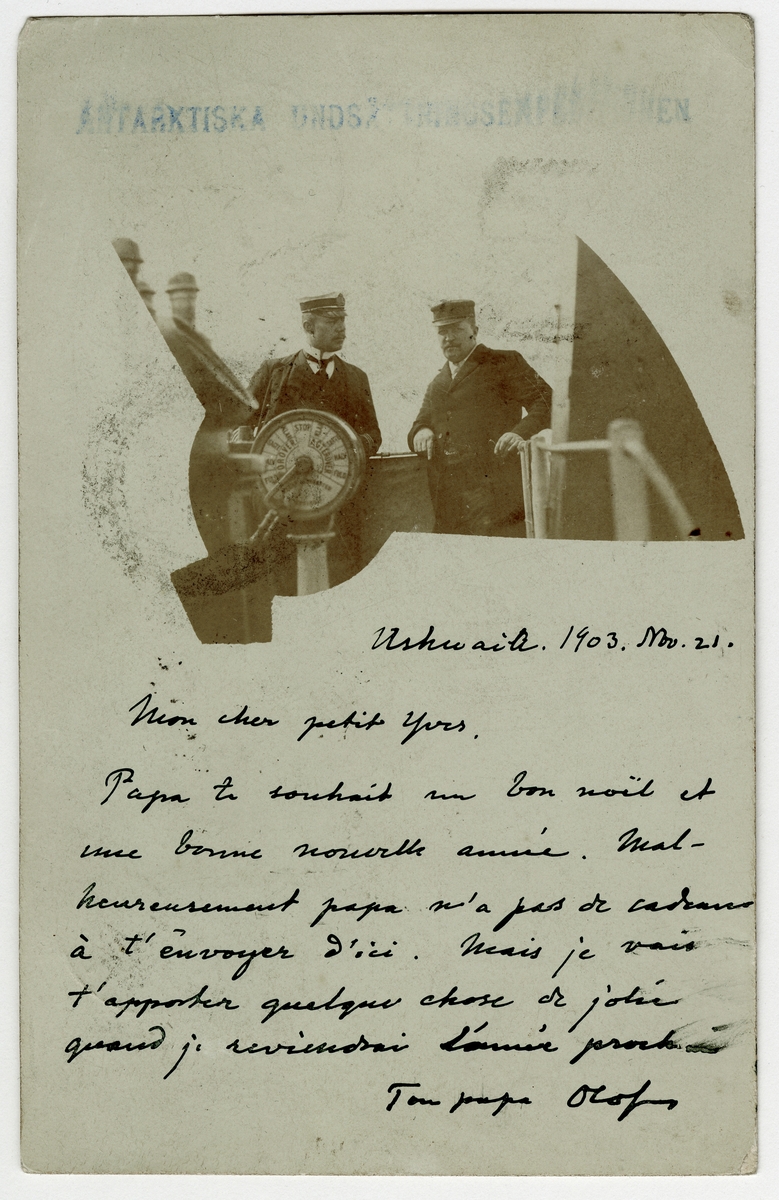 Vykort från Olof Gyldén till sonen Yves skrivet på franska. Text:

"Mon cher petit Yves
Papa te souhait un bon noel et un bonne nouvelle annee. Malheureusement papa n’est a pas cadeau à t’envoyage d’ici. Mais je vais t’apporter quelque chose jolie quand je reviendrair l’année prochaine. 
Ton papa Olof

(Övers.) "Min käre lilla Yves
Pappa önskar dig en god jul och ett gott nytt år. Tyvärr har pappa ingen gåva att skicka dig härifrån. Men jag ska ge dig något fint när jag kommer tillbaka nästa år. 
Din pappa Olof"