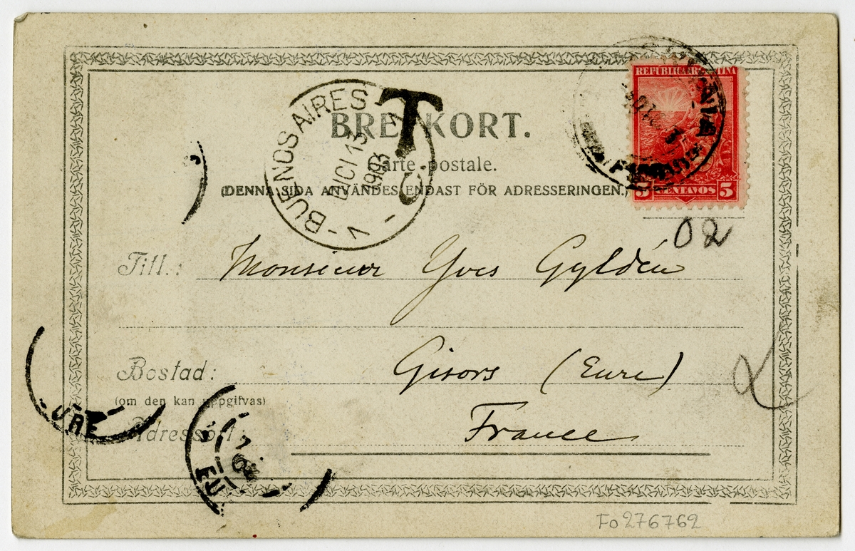 Vykort från Olof Gyldén till sonen Yves skrivet på franska. Text:

"Mon cher petit Yves
Papa te souhait un bon noel et un bonne nouvelle annee. Malheureusement papa n’est a pas cadeau à t’envoyage d’ici. Mais je vais t’apporter quelque chose jolie quand je reviendrair l’année prochaine. 
Ton papa Olof

(Övers.) "Min käre lilla Yves
Pappa önskar dig en god jul och ett gott nytt år. Tyvärr har pappa ingen gåva att skicka dig härifrån. Men jag ska ge dig något fint när jag kommer tillbaka nästa år. 
Din pappa Olof"