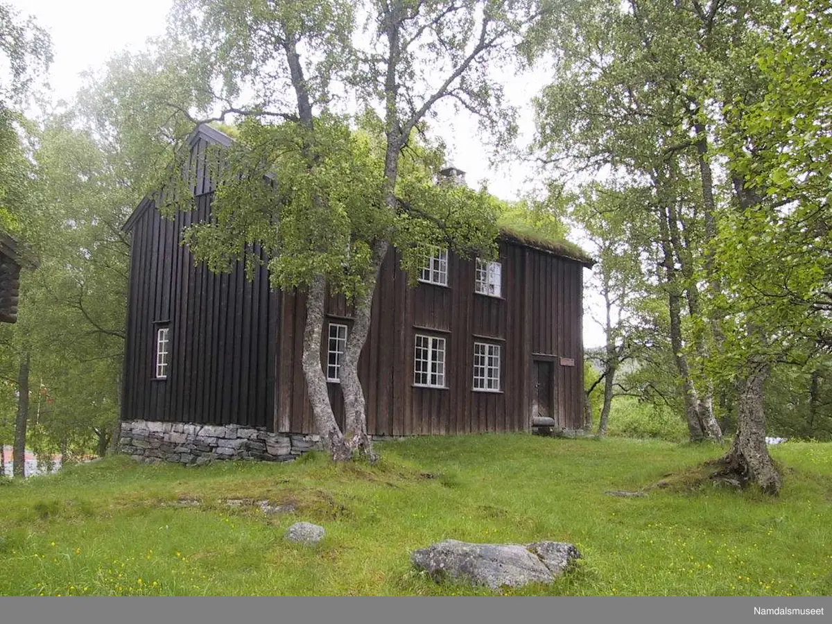 Laftet bygning med bordkledning i Tømmermannskledning.  Treromsstue med to kammers og loft.