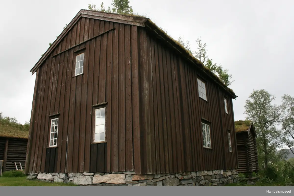 Laftet bygning med bordkledning i Tømmermannskledning.  Treromsstue med to kammers og loft.