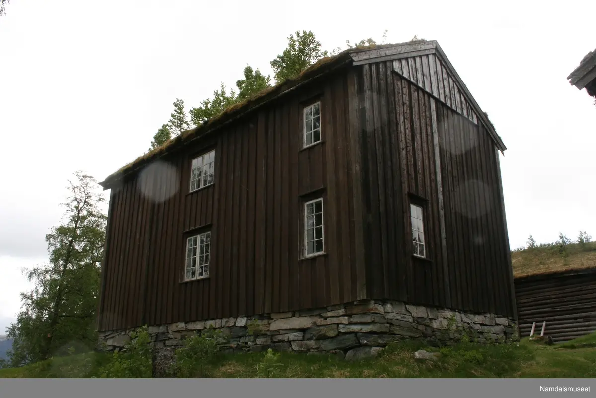 Laftet bygning med bordkledning i Tømmermannskledning.  Treromsstue med to kammers og loft.
