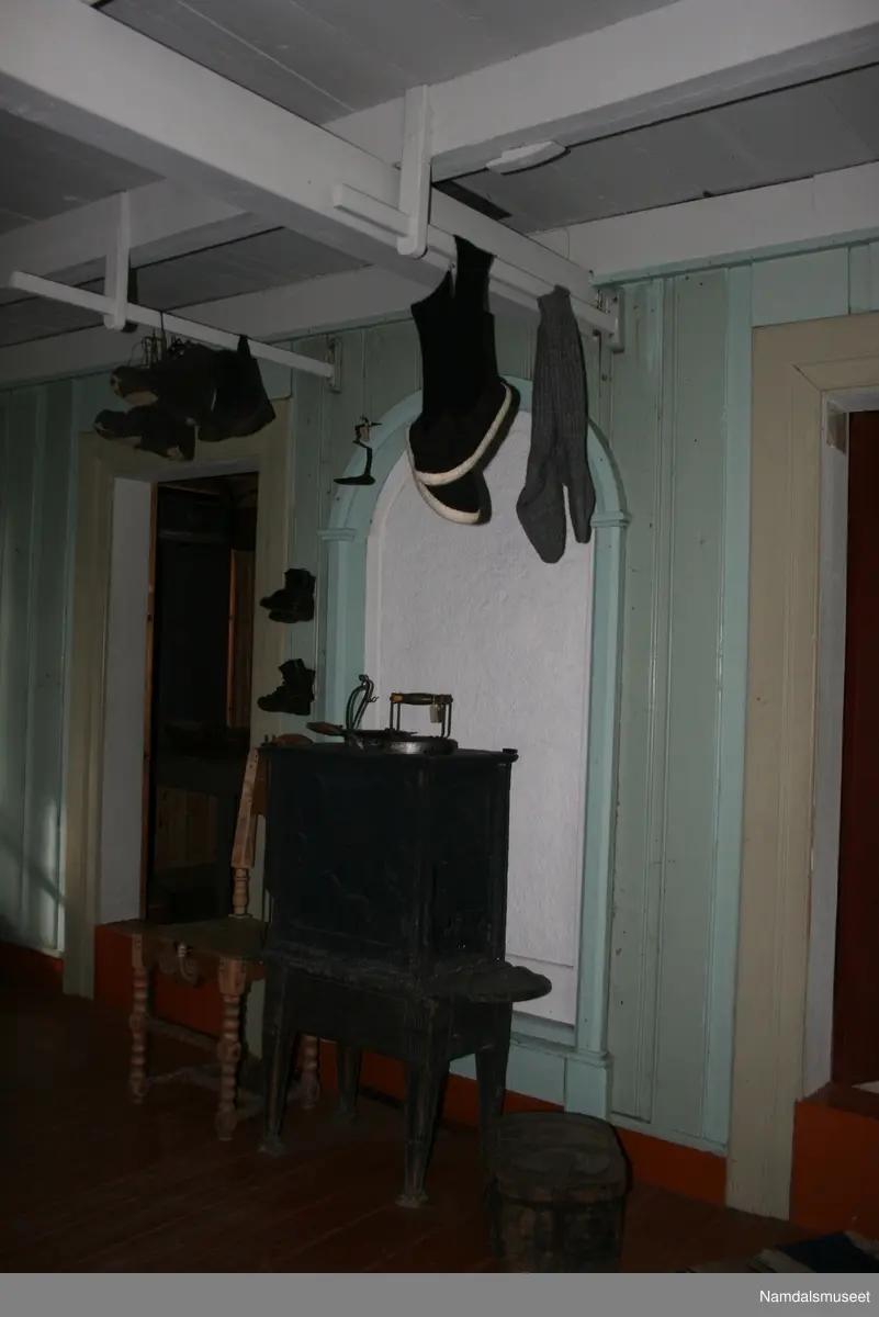 Laftet bygning med bordkledning i Tømmermannskledning.  Treromsstue med to kammers og loft.