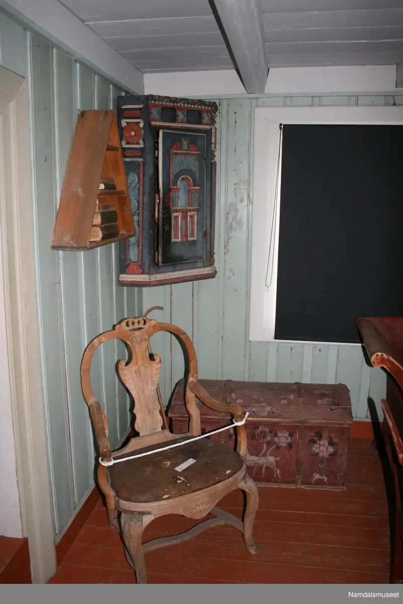 Laftet bygning med bordkledning i Tømmermannskledning.  Treromsstue med to kammers og loft.