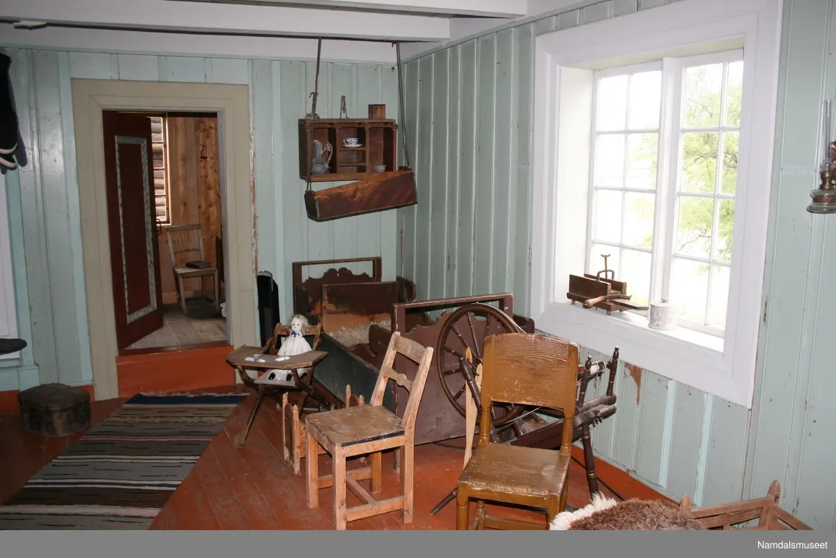 Laftet bygning med bordkledning i Tømmermannskledning.  Treromsstue med to kammers og loft.