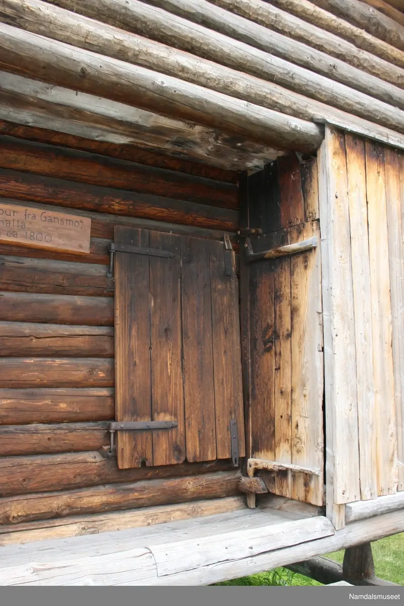 Bygning i tømmerlaft med torvtak. Står på stabber. Huset er en del av 1700-talls tunet på Namdalsmuseet.