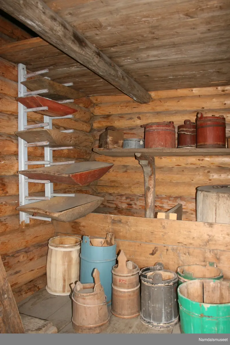 Bygning i tømmerlaft med torvtak. Står på stabber. Huset er en del av 1700-talls tunet på Namdalsmuseet.