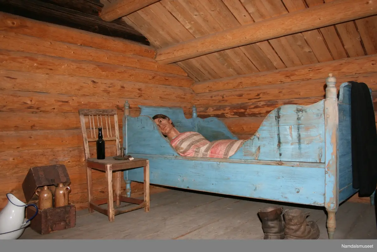 Bygning i tømmerlaft med torvtak. Står på stabber. Huset er en del av 1700-talls tunet på Namdalsmuseet.