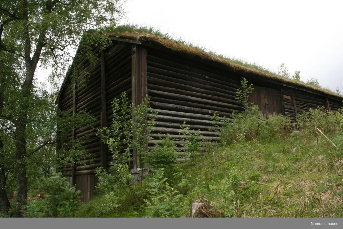 Kornlåven er bygd i laftet tømmer. I hver ende er det et kornstål for oppbevaring av kornband før tresking. I mellom disse er det et platå der kornet ble trekset. Her står en gjenreist hestevandring med en korntreske.