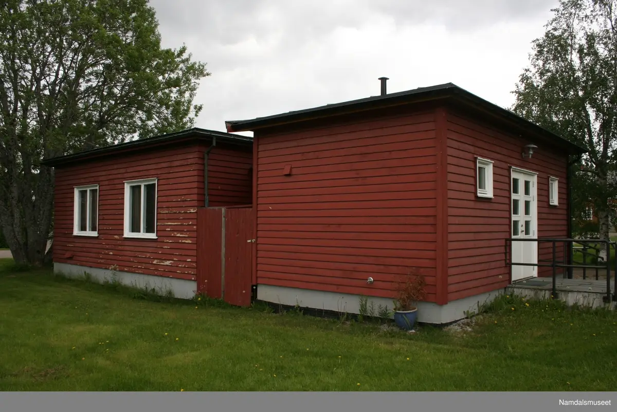 Huset er bygget i 1936 i reisverk. I 2009 fikk huset et påbygg i samme stil. Påbygget inneholder gang, kjøkken og handicapklosett.