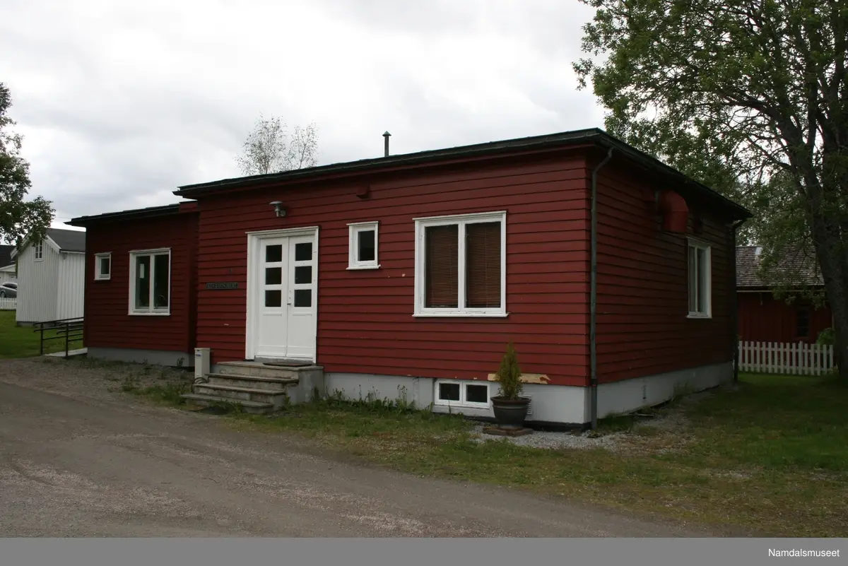 Huset er bygget i 1936 i reisverk. I 2009 fikk huset et påbygg i samme stil. Påbygget inneholder gang, kjøkken og handicapklosett.
