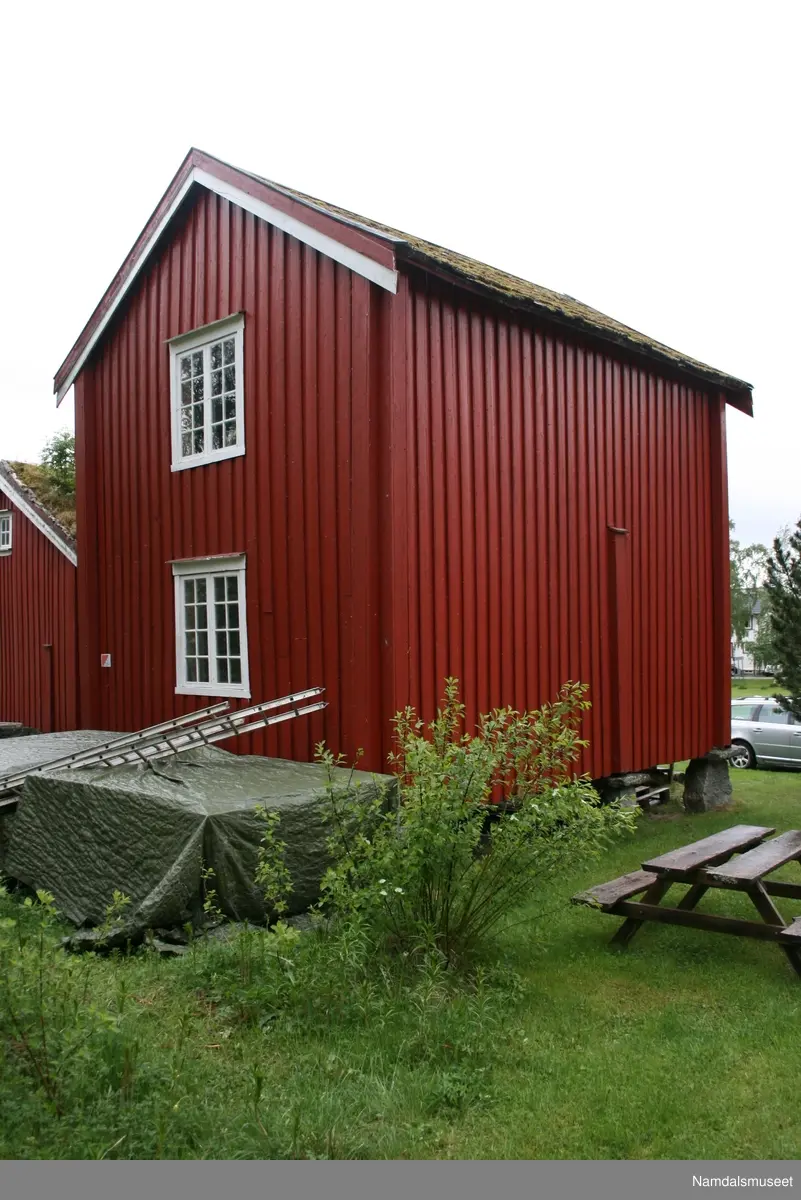 Bygning i treetasje med loft og mørkloft