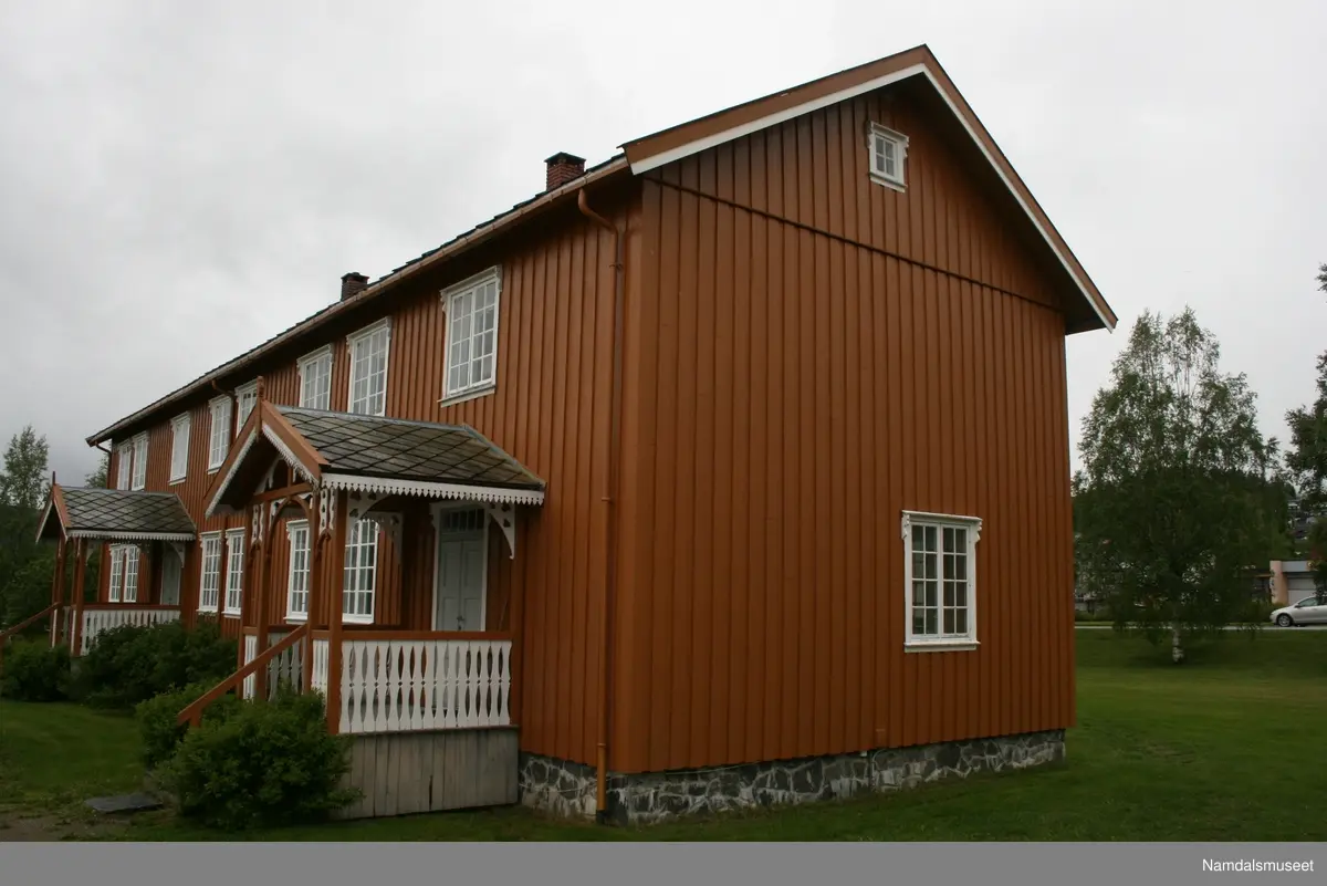 Laftet tømmer hus som står på en brannsikker kjeller i betong. Muren er forblendet over bakkenivå med skifer. Tømmermannskledning. Skifertak (Altaskifer)
