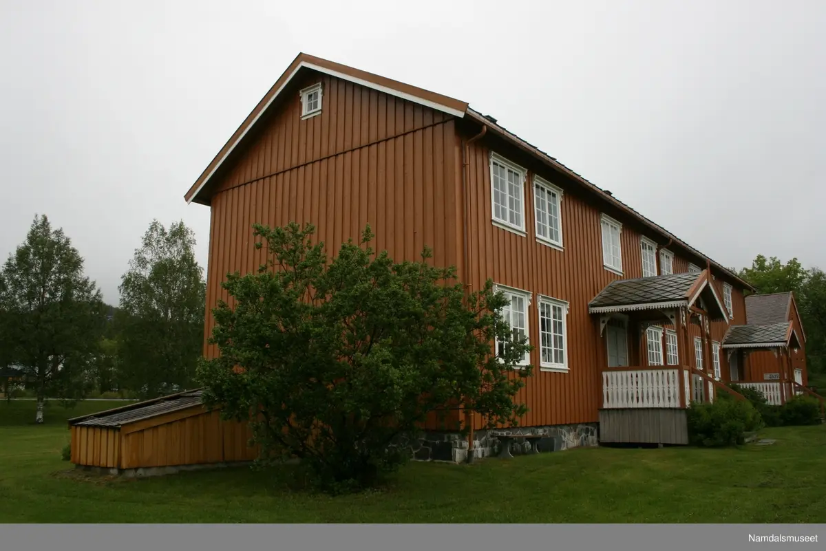Laftet tømmer hus som står på en brannsikker kjeller i betong. Muren er forblendet over bakkenivå med skifer. Tømmermannskledning. Skifertak (Altaskifer)