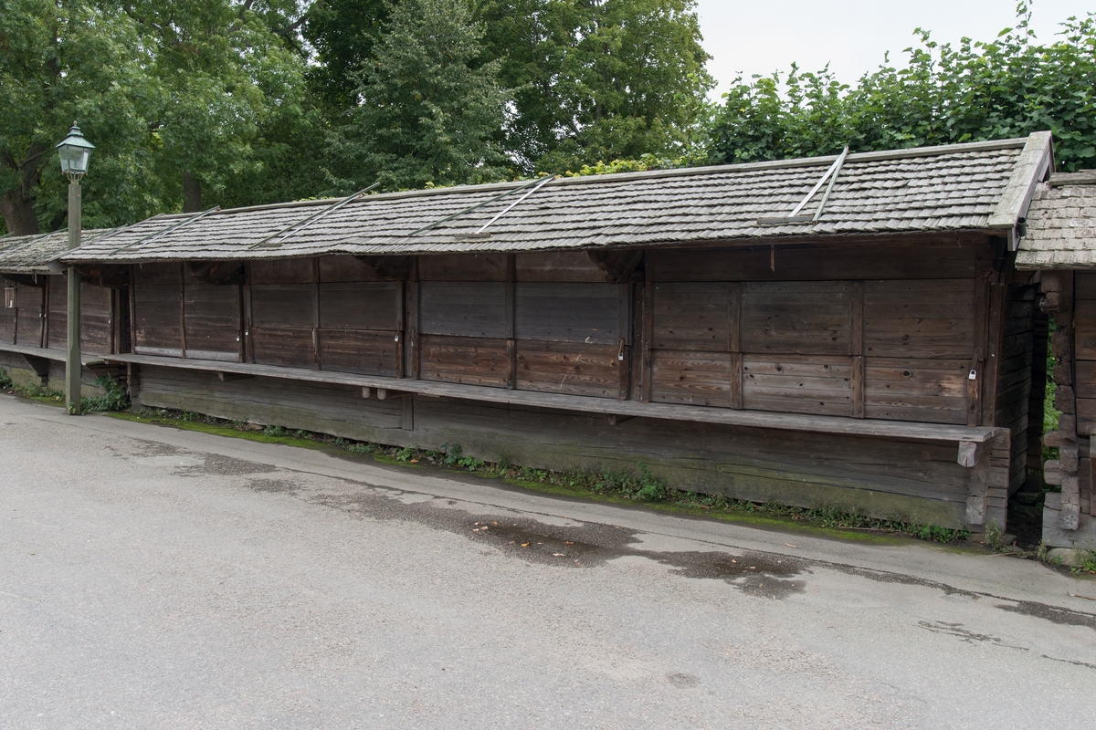 Marknadsbod nummer 8 är en timrad bod med fem rum samt nerfällbar bodlucka. På ursprunglig plats var bodlängan dubbelt så lång. Taket är belagt med spån. 

Boden kommer från Hultsfred i Vena socken, Aspelands hd, Kalmar län, Småland. Byggnaden är uppförd på 1800-talet.  Den flyttades till Skansen år 1925.