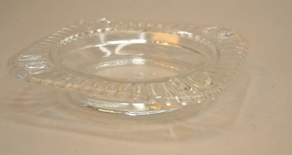 Askkopp i klart glas, märkt med 'TR-pojken' i botten.
   
"TR"= Trafikrestauranger.