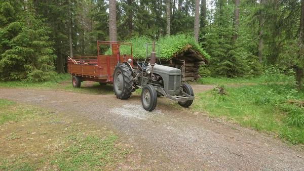 Barn kjører med Gråtass-traktor på Prestøya