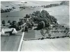 Flygfoto över Strö gård, med Ströbohög i bakgrunden, Köping.