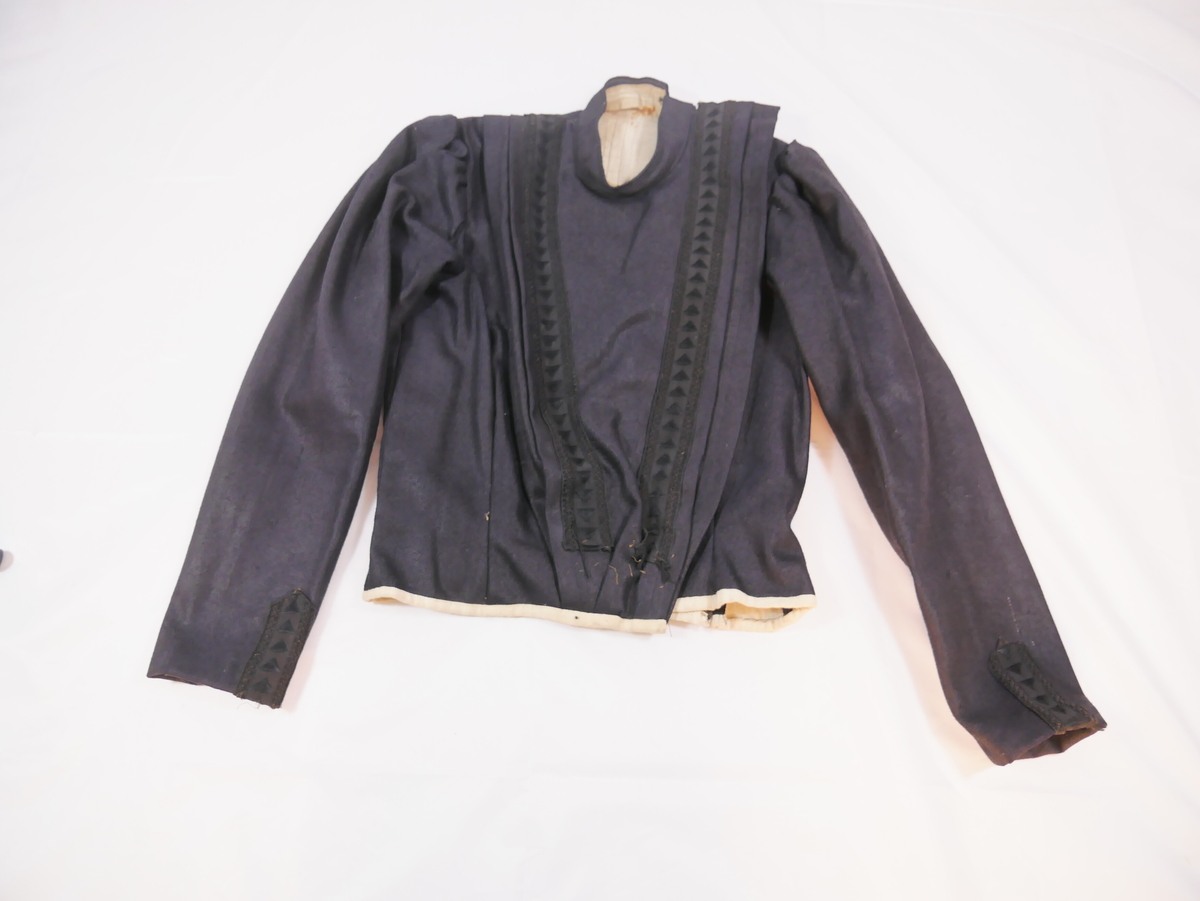 Frå Bunadsnemnda i Sunnfjord Ungdomslag, registrering i 1992: 

Underhekting midt framme, skeiv hekting i venstre sida og ved venstre skulder. 
To innsnitt framme, sidedaum litt langt bak og svinga ryggsaum noko til sides, mot sidesaumen. 

Foret er sydd til stoffstykka og sydd i hop saman med dei. Tosaums-erme med rynka ermetopp. Skodning av foret bretta rundt nedekant av trøya, og kasta til på vranga. Halslinning er ca. 3,5 cm høg, formklipt. Midt framme er eit skrådd stykke med possement på yste kantane og innfelt eit rynka stk fløyel frå linninga og ned i livet.