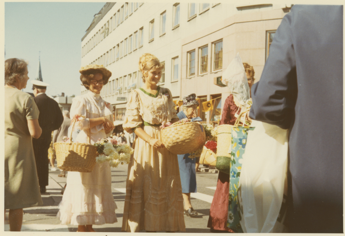 Fra byjubileet i 1970.
Markedsboder med folk ikledd gamle drakter.