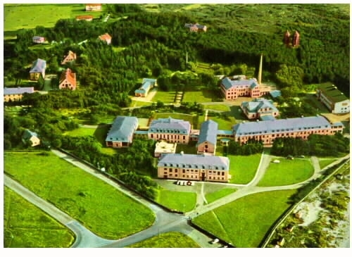 Kolorerat vykort. Flygfoto över Kustsanatoriet Apelviken taget under 1950-talet.