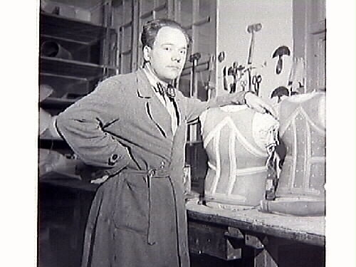Bandagemästare A O Andersson vid Kustsanatoriet Apelviken, porträtterad i Hallands Nyheter 1950. Han står vid ett par gipsavgjutningar i form av torsos.