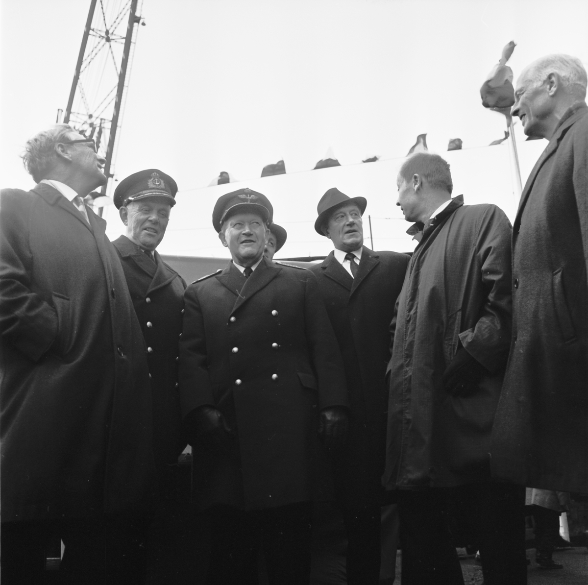 Bilden visar höga militärer, politiker och tjänstemän från Karlskronavarvet under sjösättningsceremonien för minfartyget Älvsborg.