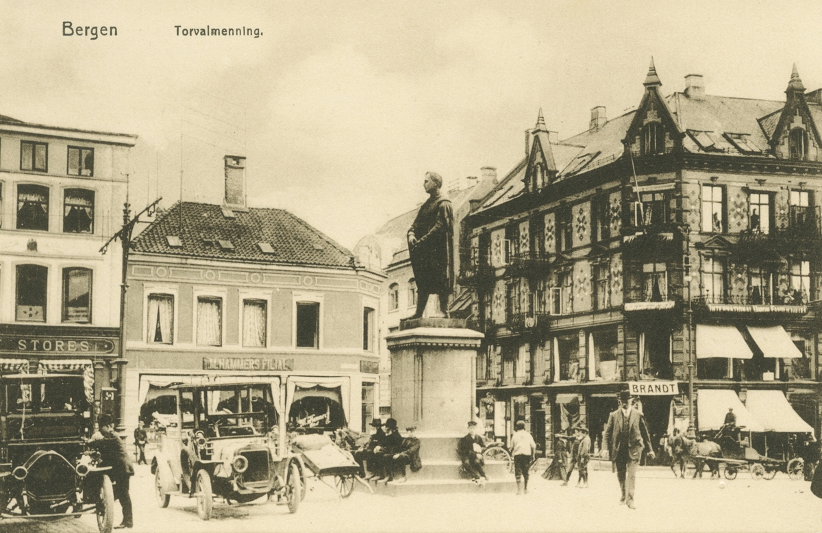 Bergen. Torgallemnningen, Christie-støtten, før 1916. Fotograf: Einar O. Kull, før brannen i 1916. Utgiver: Øvregatens Papir- & Kortevareforretning a/s.