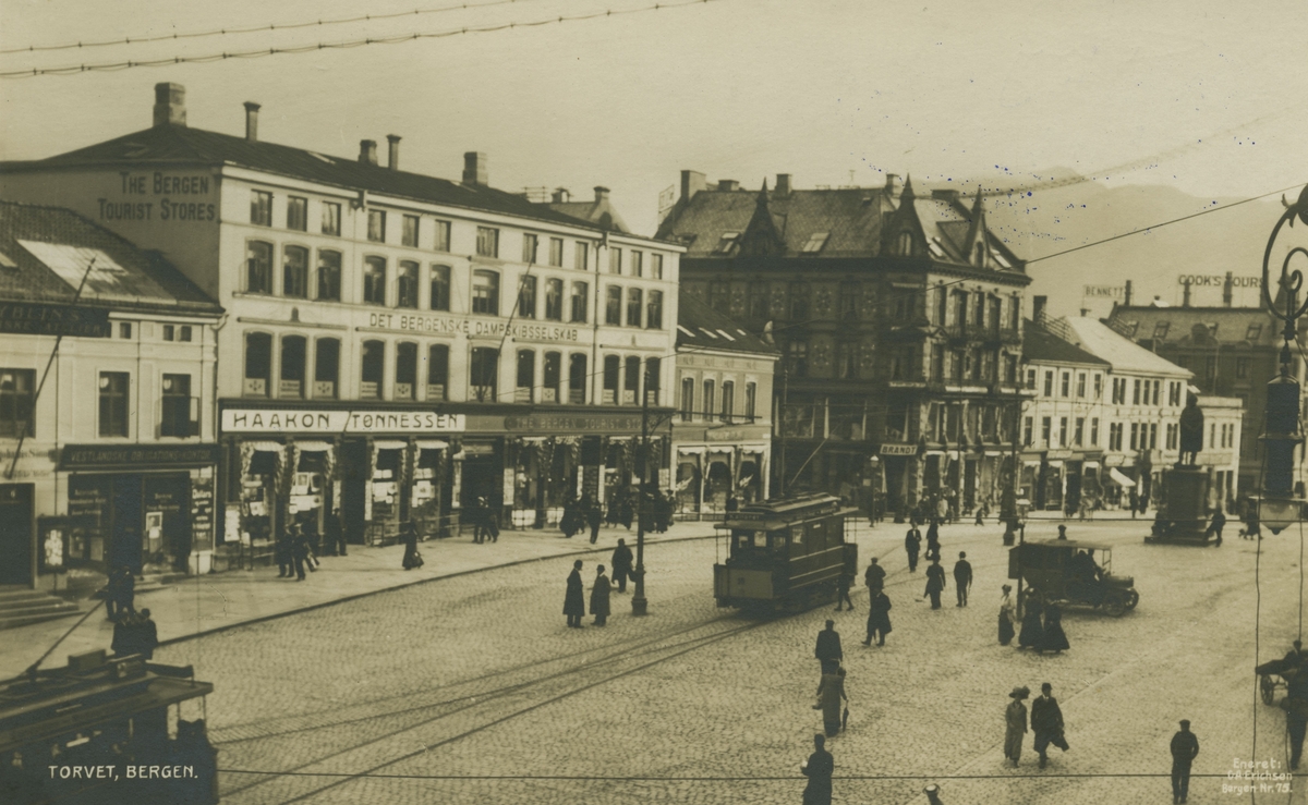 Bergen. Torget mot Torgallmenningen, før 1916. Utgiver: C. A. Erichsen.