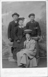 Visittkortportrett av to menn og to kvinner, fotografert hos