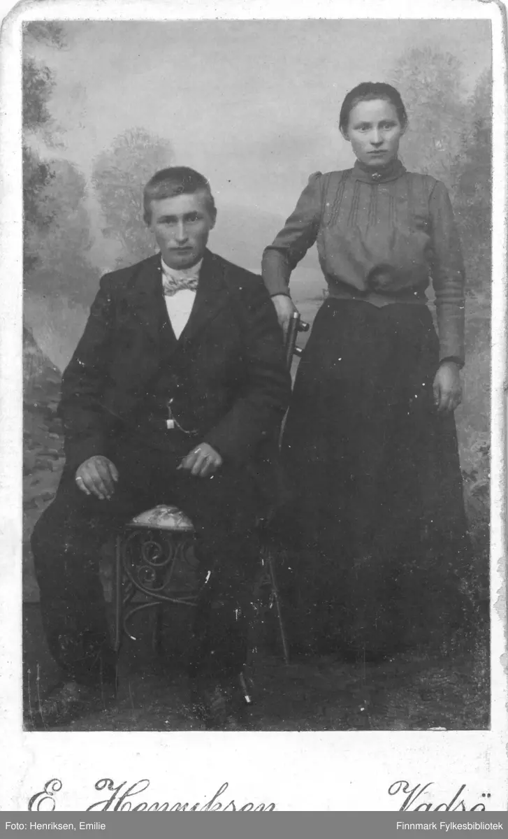 Visittkortportrett av en mann og en kvinne, fotografert hos Emilie Henriksen sitt atelier i Vadsø.