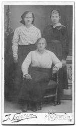 Visittkortgruppeportrett av tre kvinner, fotogrfaert av J. L