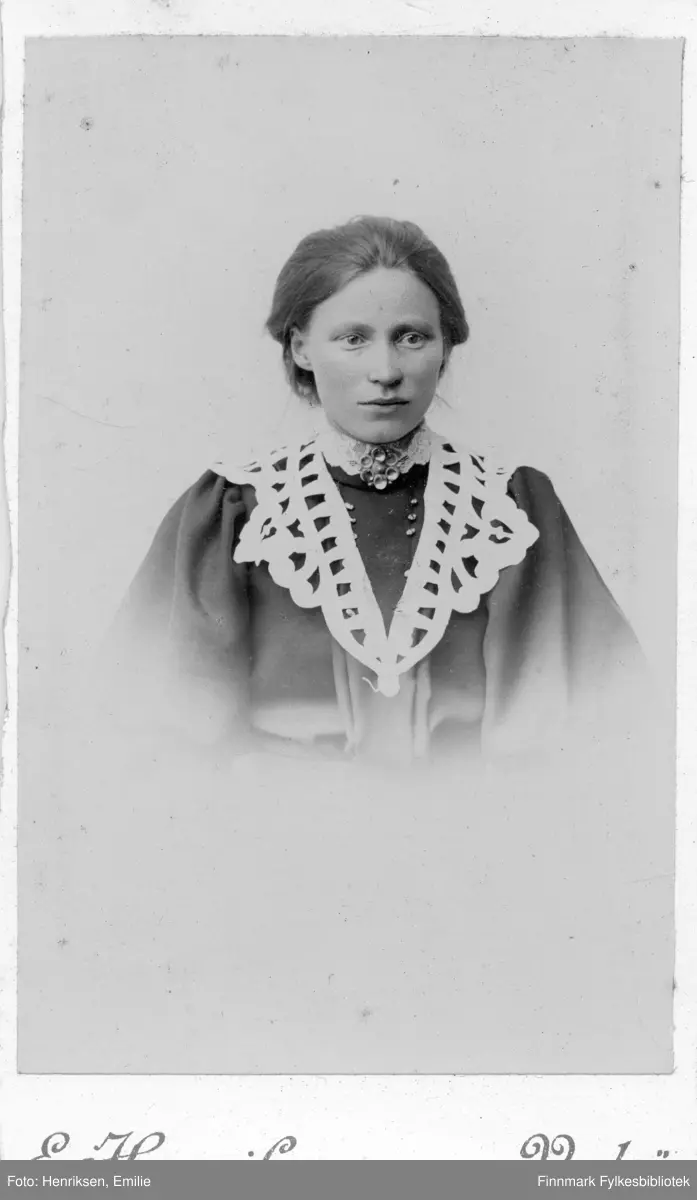 Visittkortportrett av en kvinne, fotografert i Emilie Henriksen sitt atelier i Vadsø.