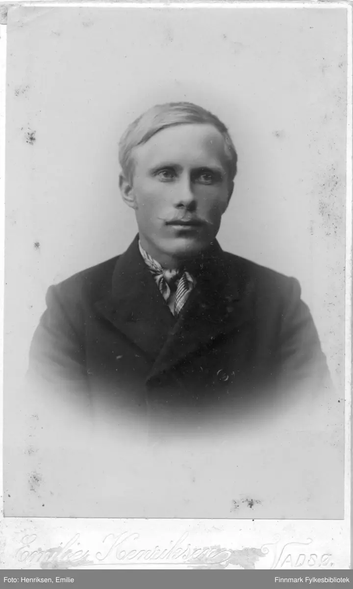 Visittkortportrett av Hans-Ludvik Davidsen, fotografert i Emilie Henriksen sitt atelier i Vadsø. Han var født 10. juni 1886 i Høyvik, Vadsø. Han døde 8. januar 1961 i Høyvik. Han var bror av Sofie Davidsen/Løfgren.