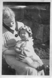 Mor og barn. Bak bildet tekst på finsk: "Ei minua itketä", s