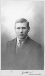 Visittkortportrett av en mann, fotografert i Jacobsens ateli