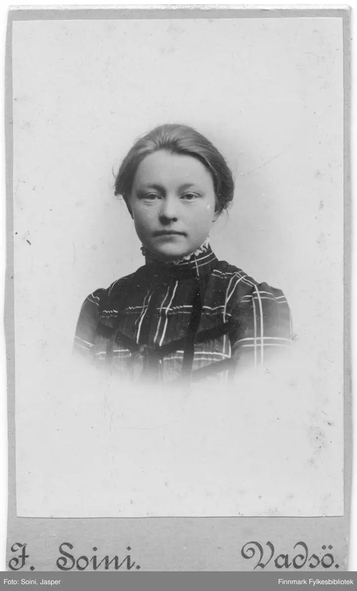 Et visittkortportrett av en kvinne, fotografert av Jasper Soini.