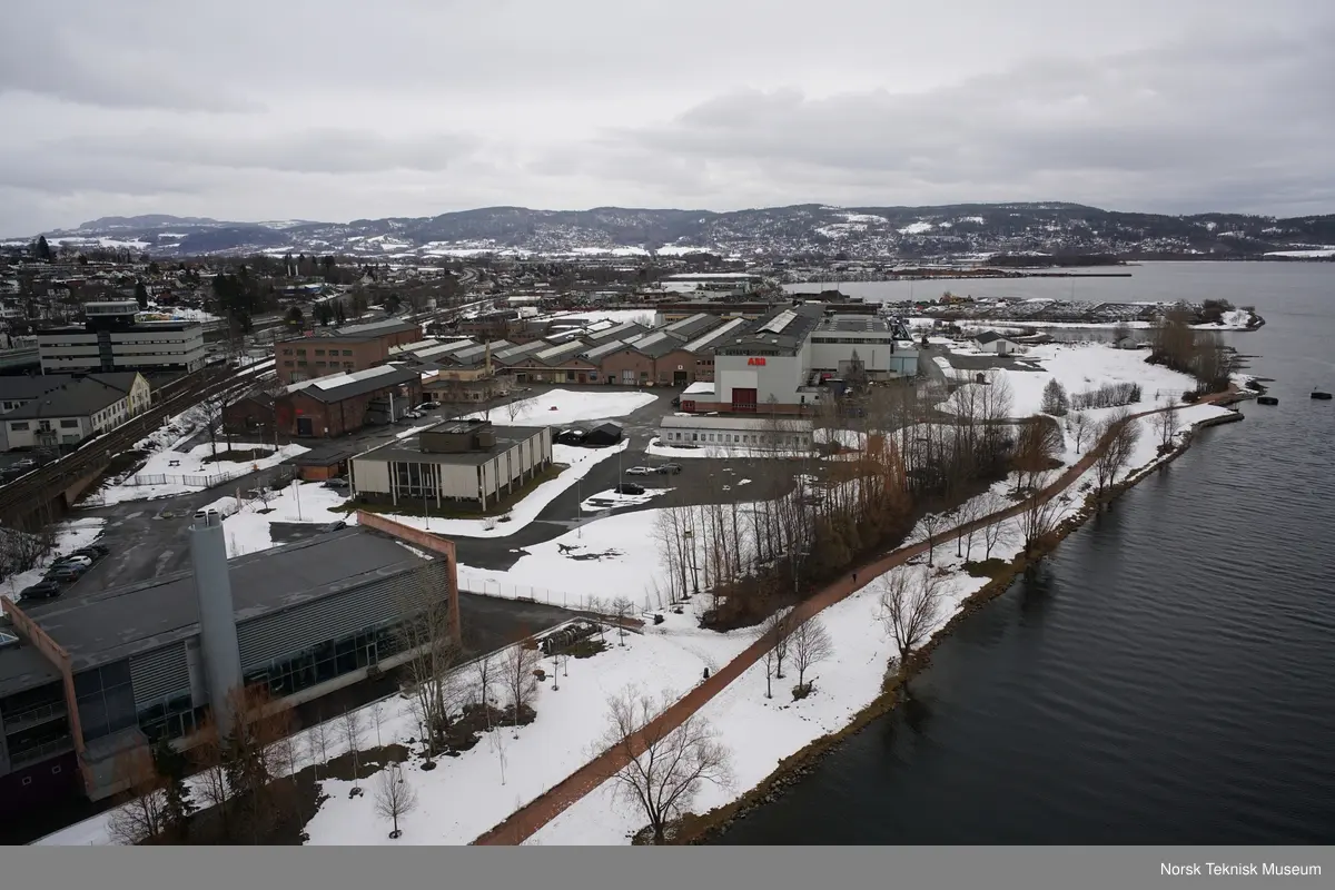 ABB Brakerøya (tidl. National) før riving 2019. Dronefoto mot øst (ca 50 moh ). Varmesentralen til Drammen Fjernvarme i forgrunn, Brakerøya stasjon og den tidligere Osramfabrikken i øvre venstre hjørne.