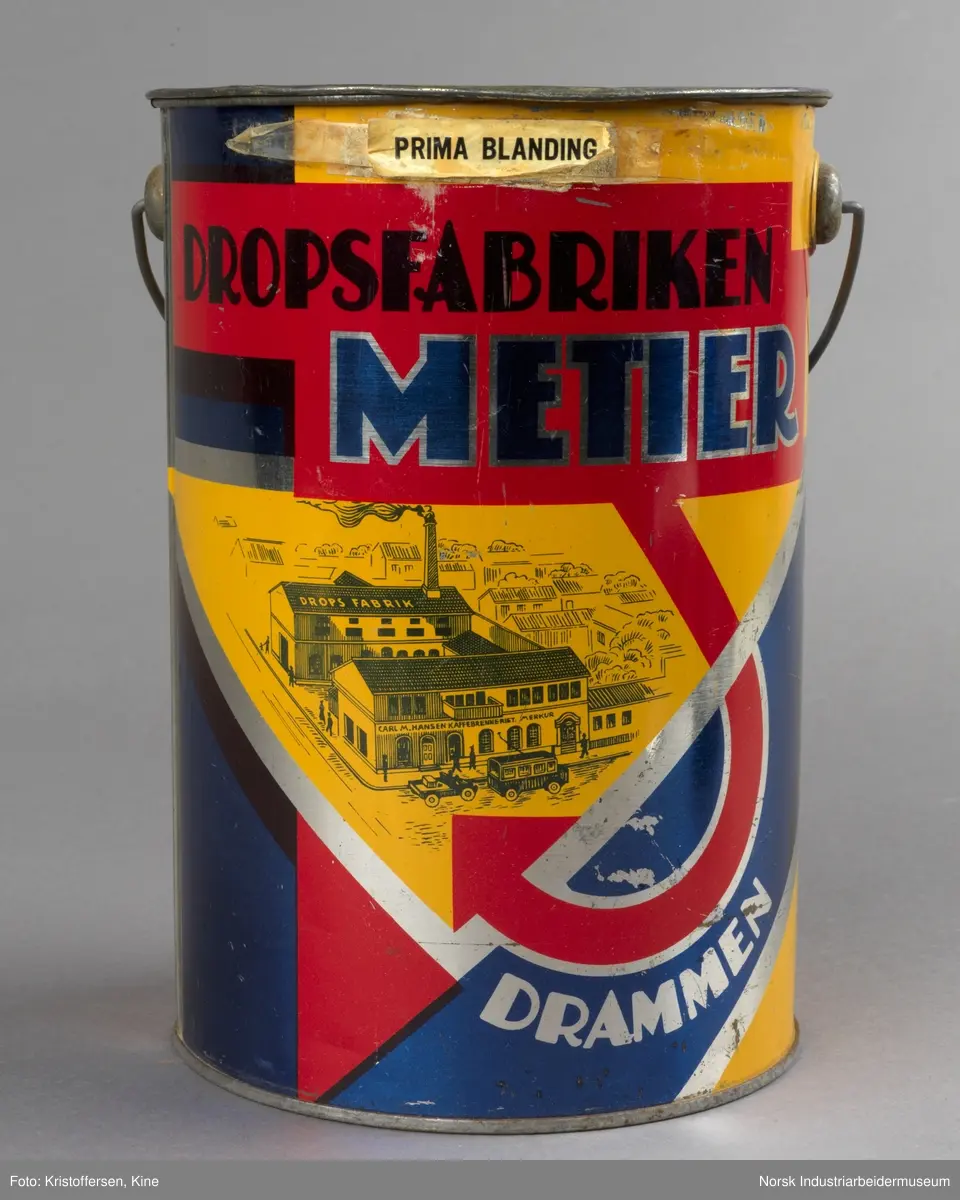 Dropsspann fra Dropsfabrikken Metier i Drammen med lokk og håndtak. Logo er trykket på selve spannet
