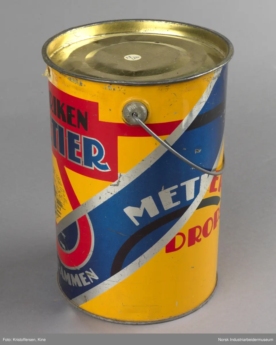 Dropsspann fra Dropsfabrikken Metier i Drammen med lokk og håndtak. Logo er trykket på selve spannet

