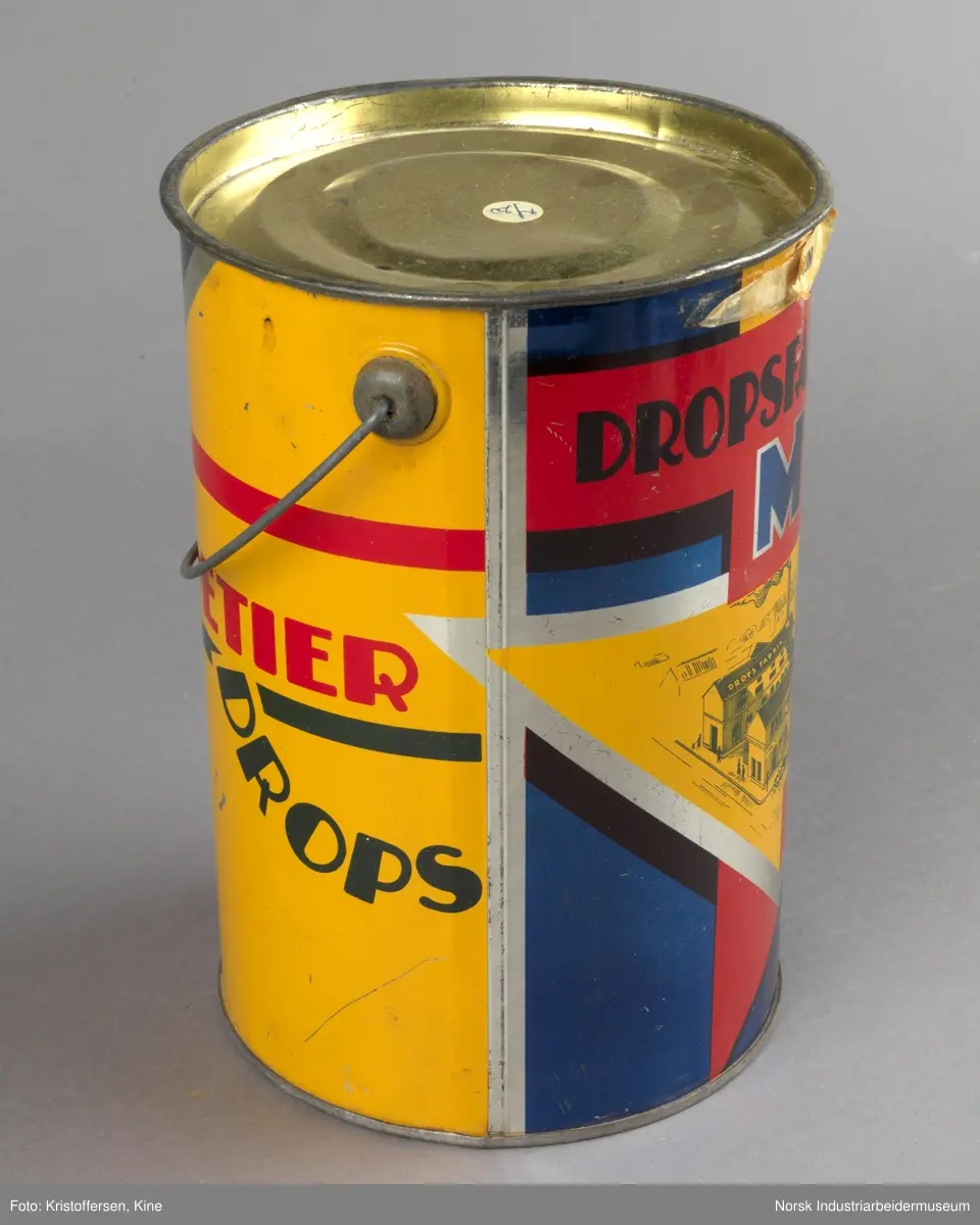 Dropsspann fra Dropsfabrikken Metier i Drammen med lokk og håndtak. Logo er trykket på selve spannet
